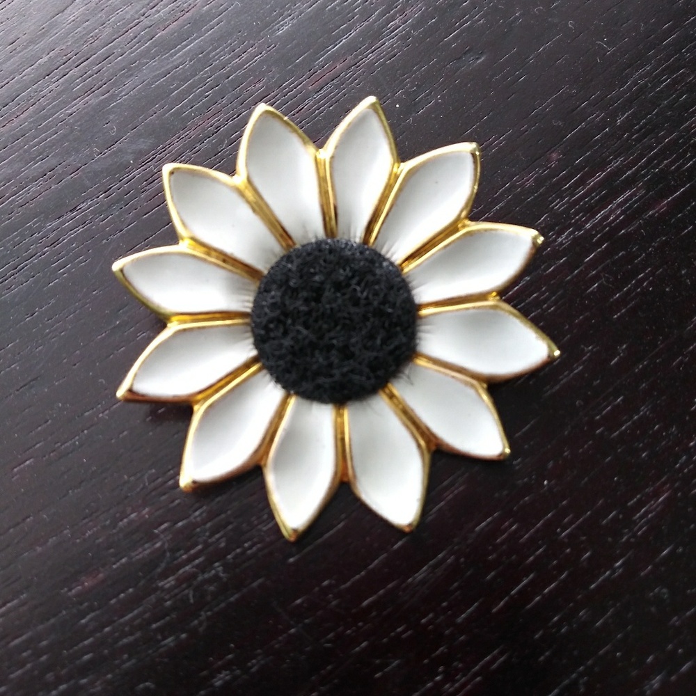 Vintage Flower Power Brooch - Picture 2 of 3